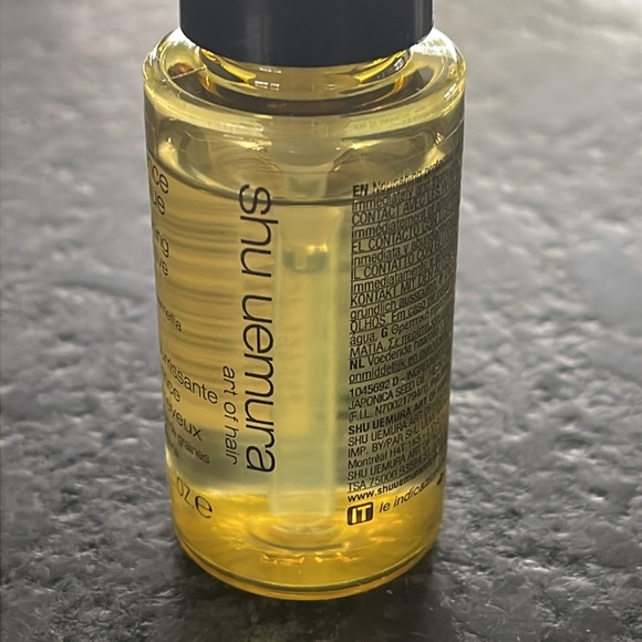 Shu Uemura essence absolue nourishing protective hair oil add shine tame frizz - Picture 9 of 10